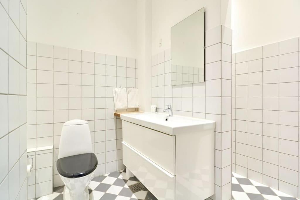 Moderen And Sleek 3Br With Bath By The Lakes And Metro Копенхаген Екстериор снимка