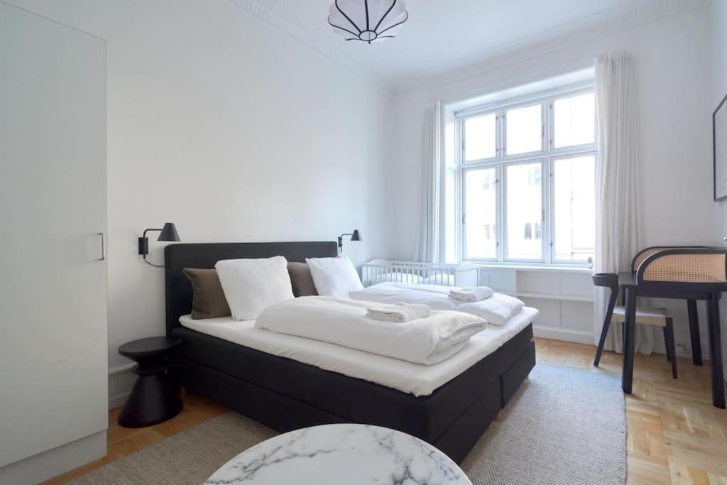 Moderen And Sleek 3Br With Bath By The Lakes And Metro Копенхаген Екстериор снимка