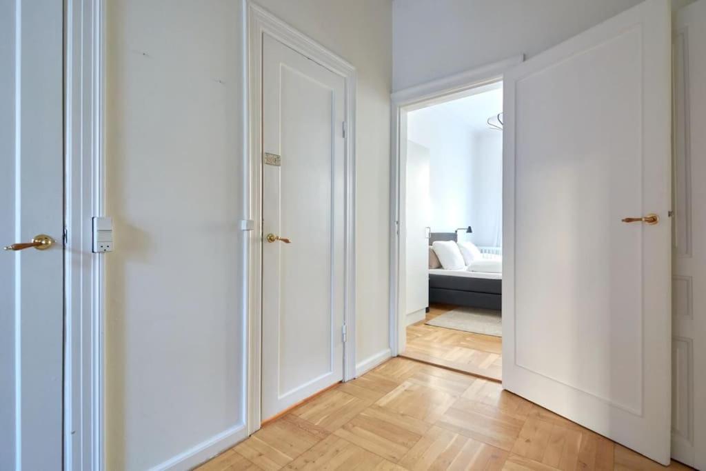 Moderen And Sleek 3Br With Bath By The Lakes And Metro Копенхаген Екстериор снимка