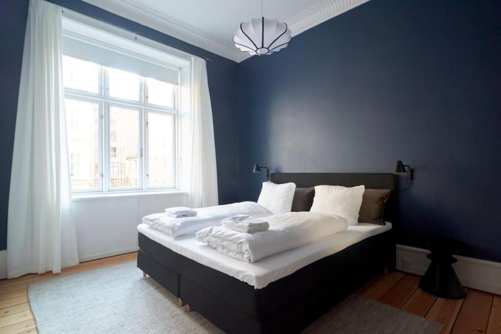 Moderen And Sleek 3Br With Bath By The Lakes And Metro Копенхаген Екстериор снимка