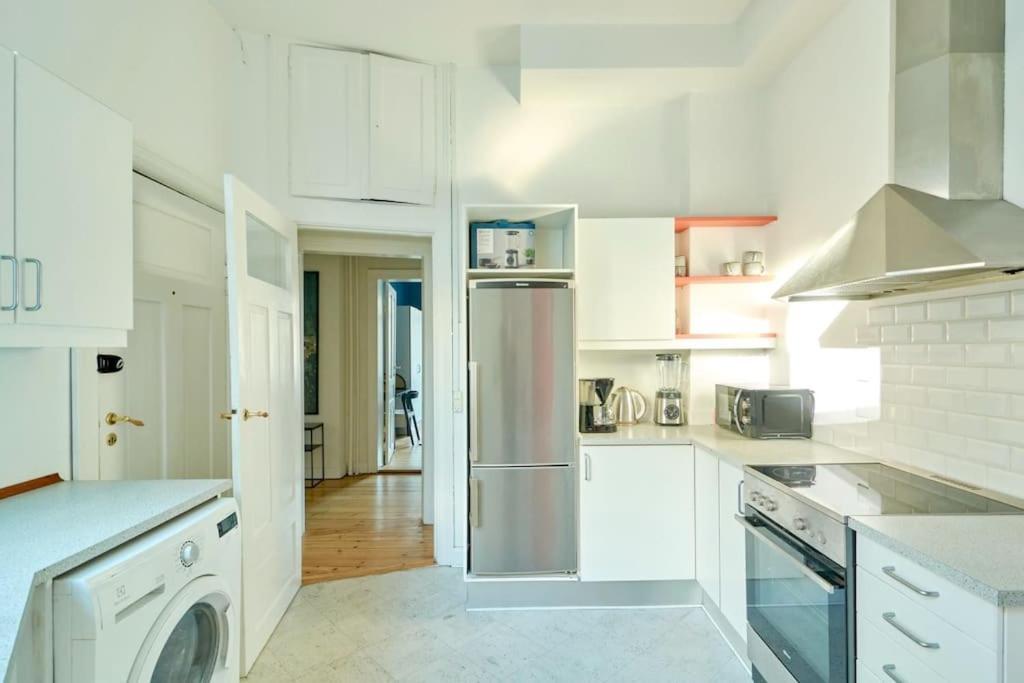 Moderen And Sleek 3Br With Bath By The Lakes And Metro Копенхаген Екстериор снимка