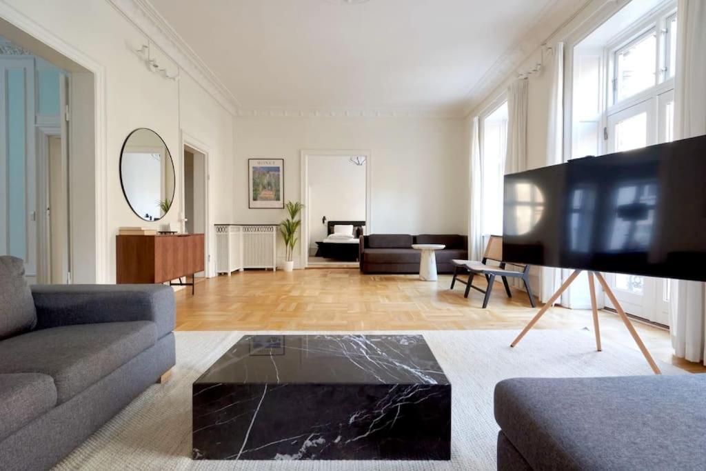 Moderen And Sleek 3Br With Bath By The Lakes And Metro Копенхаген Екстериор снимка