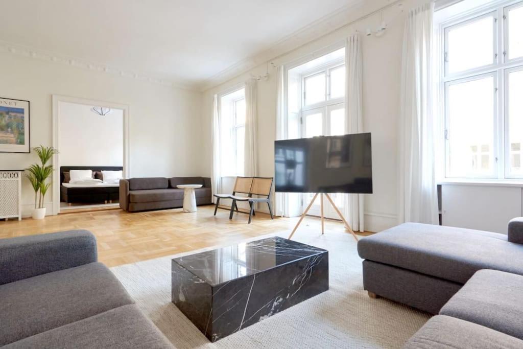 Moderen And Sleek 3Br With Bath By The Lakes And Metro Копенхаген Екстериор снимка