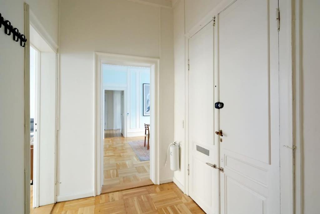 Moderen And Sleek 3Br With Bath By The Lakes And Metro Копенхаген Екстериор снимка