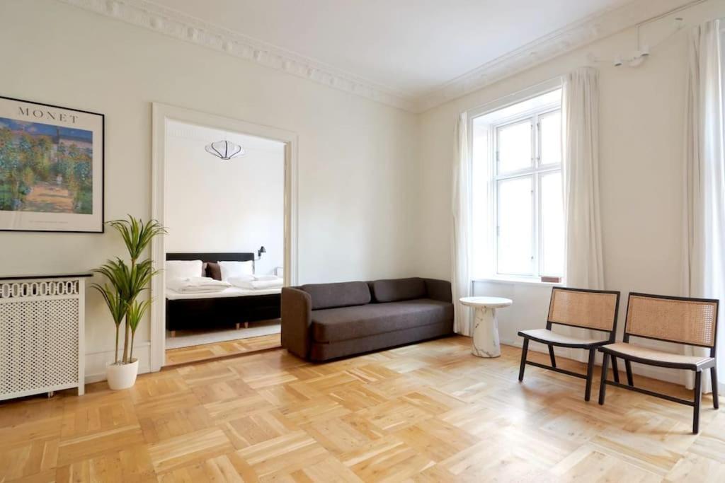 Moderen And Sleek 3Br With Bath By The Lakes And Metro Копенхаген Екстериор снимка