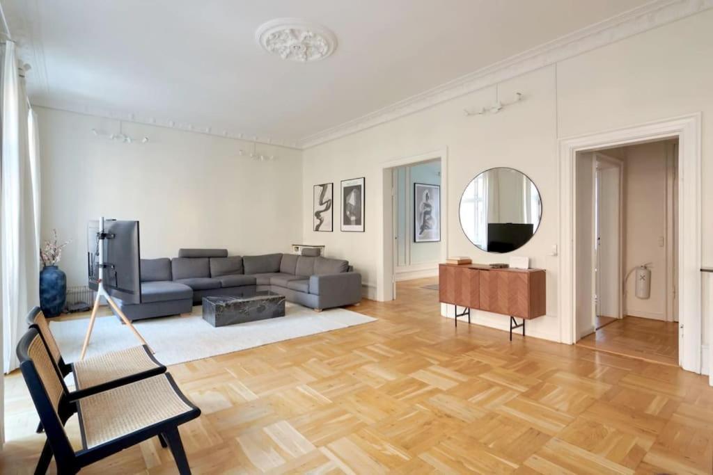 Moderen And Sleek 3Br With Bath By The Lakes And Metro Копенхаген Екстериор снимка