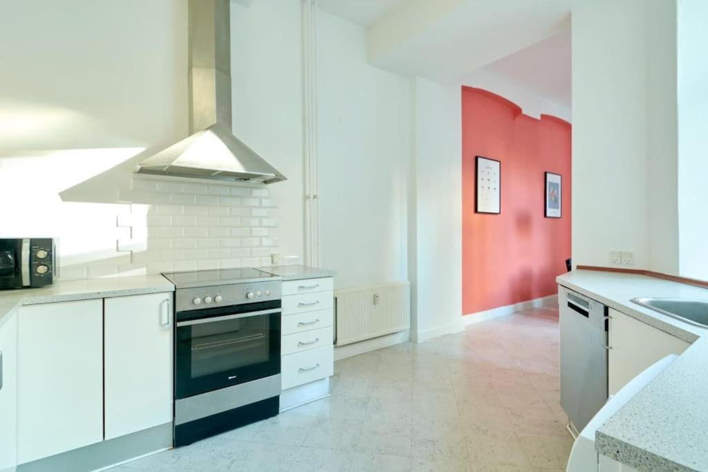 Moderen And Sleek 3Br With Bath By The Lakes And Metro Копенхаген Екстериор снимка