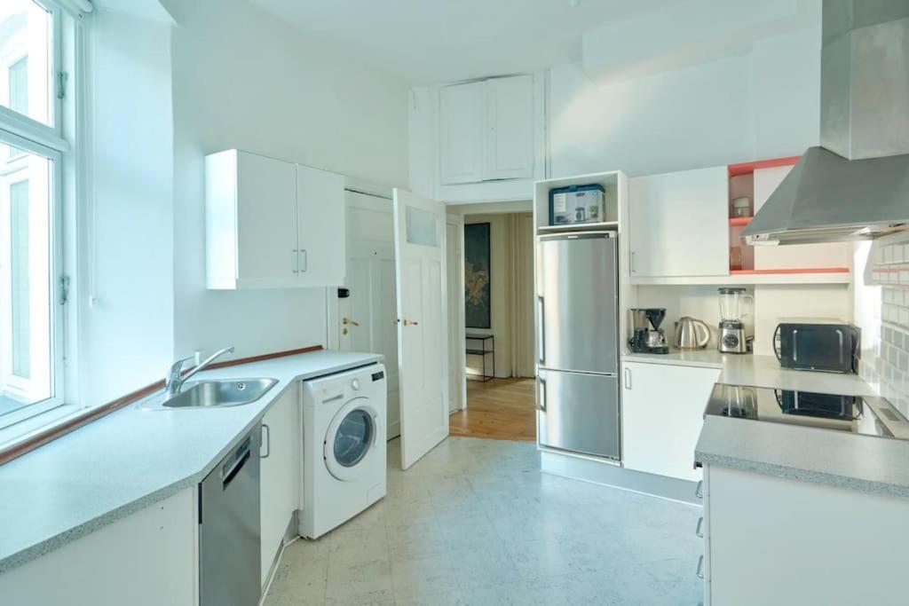 Moderen And Sleek 3Br With Bath By The Lakes And Metro Копенхаген Екстериор снимка