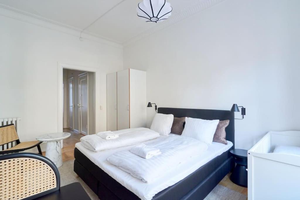 Moderen And Sleek 3Br With Bath By The Lakes And Metro Копенхаген Екстериор снимка