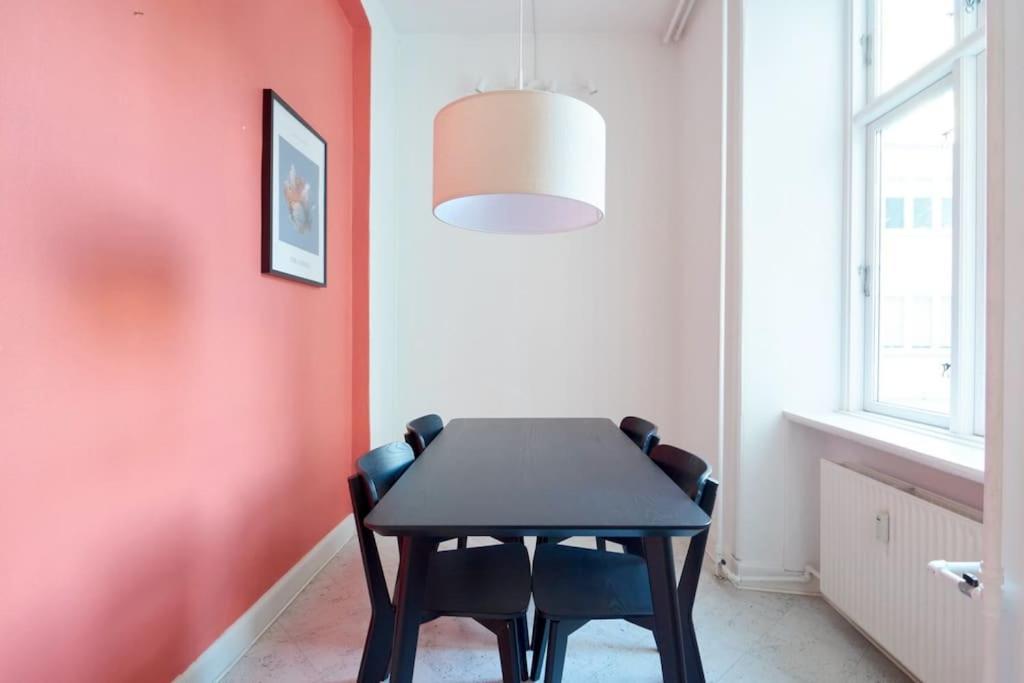 Moderen And Sleek 3Br With Bath By The Lakes And Metro Копенхаген Екстериор снимка