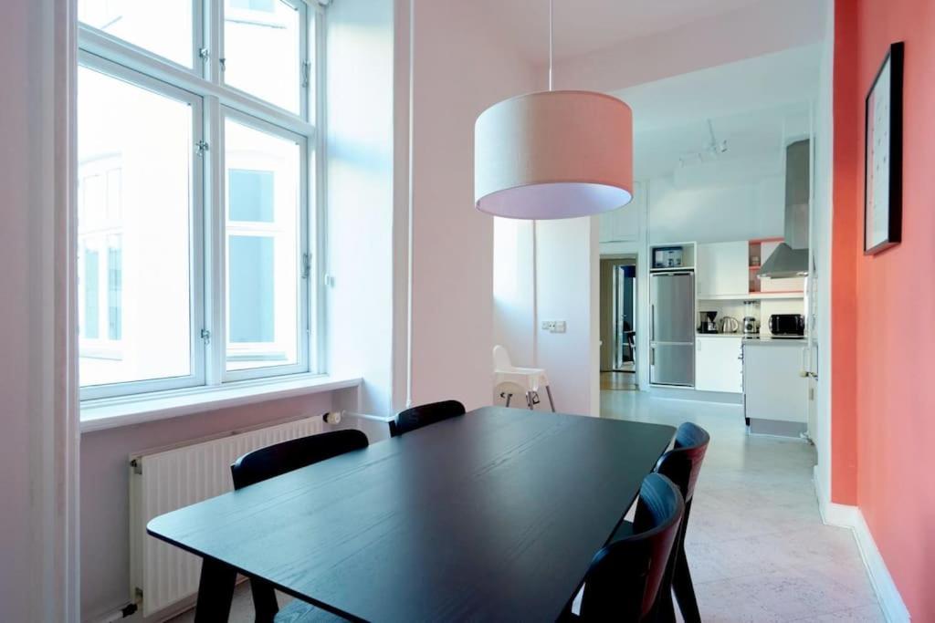 Moderen And Sleek 3Br With Bath By The Lakes And Metro Копенхаген Екстериор снимка
